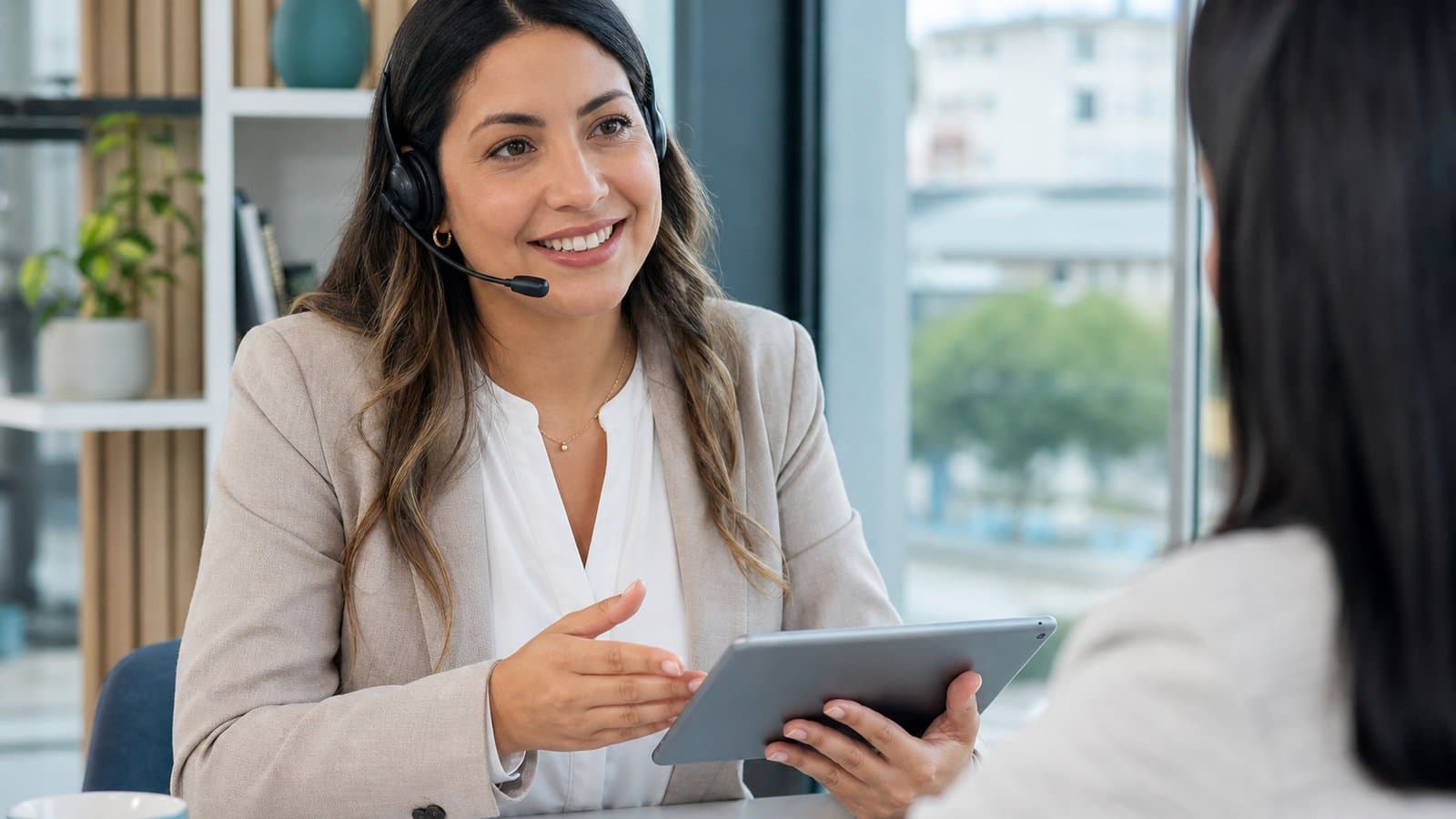Ejecutiva de Isapres Premium asesorando a un cliente